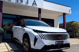 Peugeot 5008 1.2 hybrid GT 145cv 7p.ti e-dcs6 km z