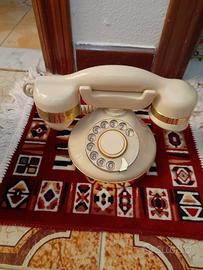 Antico  telefono  con ruota 