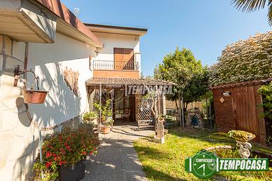 VILLA DI TESTA CON GIARDINO E BOX
