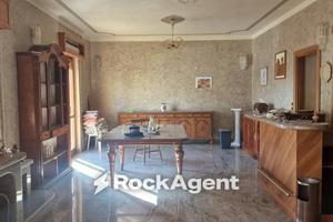 Immobile di 278 m² con più di 5 locali a Montepaon