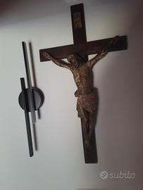 Antico crocifisso in legno