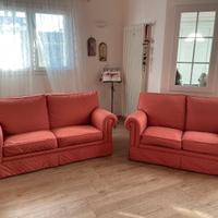 Coppia di divani in tessuto broccato aragosta