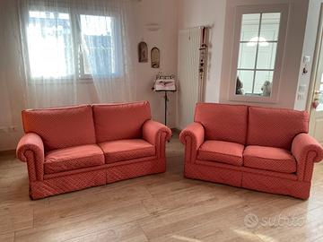 Coppia di divani in tessuto broccato aragosta