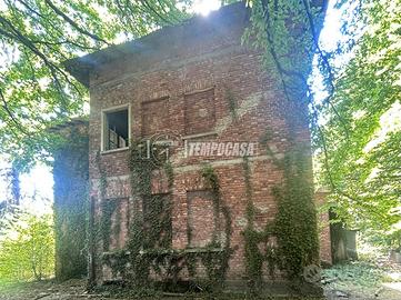 Villa da ristrutturare con ampio terreno boschivo