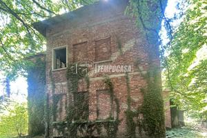 Villa da ristrutturare con ampio terreno boschivo