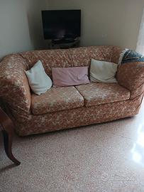 Divano letto in buone condizioni 450 trattabili.