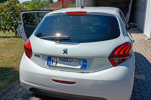 Peugeot 208 Signature