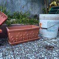 Vasi e sottovasi in plastica e terracotta