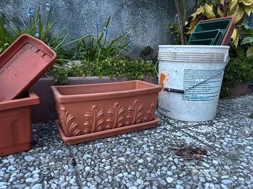 Vasi e sottovasi in plastica e terracotta
