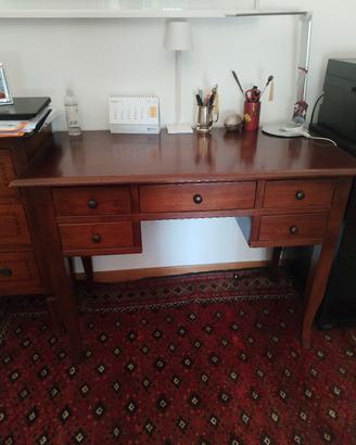 scrivania con 4 cassettini