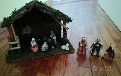 Capanna presepe con statuine 