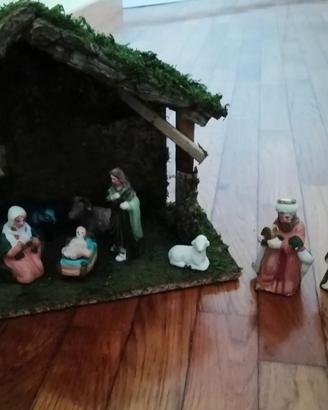 Capanna presepe con statuine 