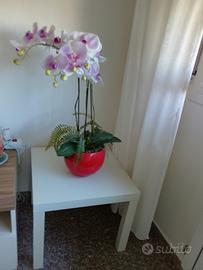 tavolino con orchidea finta