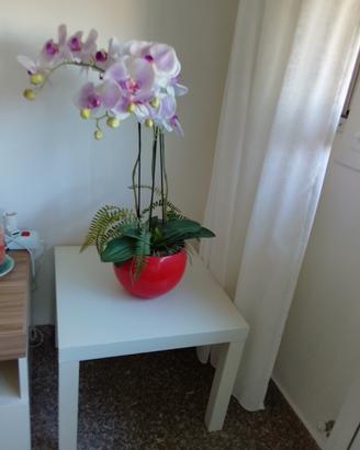 tavolino con orchidea finta