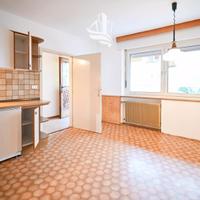 Trilocale da ristrutturare con due Garage a Bressa