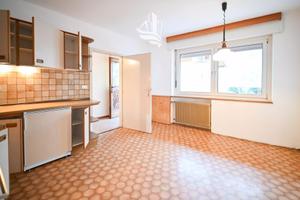 Trilocale da ristrutturare con due Garage a Bressa