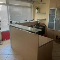 Scrivania a L con cassettiera moderna