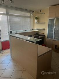 Scrivania a L con cassettiera moderna