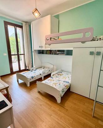 Cameretta a ponte con letto soppalco e armadi