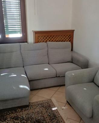 Divano e poltrona in tessuto