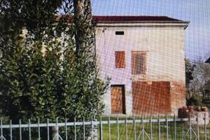 Porzione di casa da ristrutturare con giardino