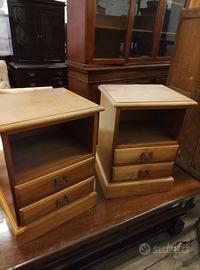 Coppia di comodini di legno massello 