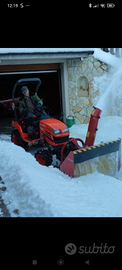 Trattore con pala neve