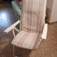 Due sedie sdraio da giardino con cuscini imbottiti