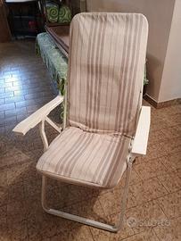 Due sedie sdraio da giardino con cuscini imbottiti