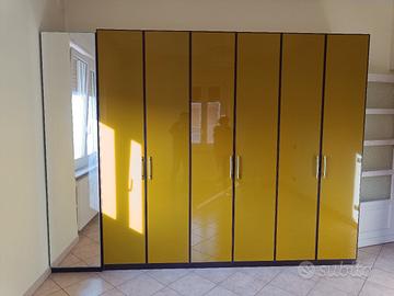 Due armadi e una grande scarpiera.