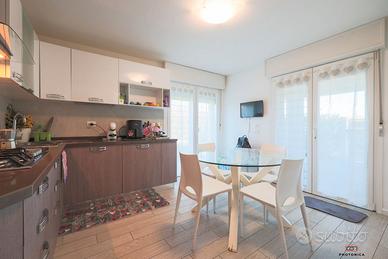 Tavolo rotondo in cristallo con 4 sedie – Ø 120 cm