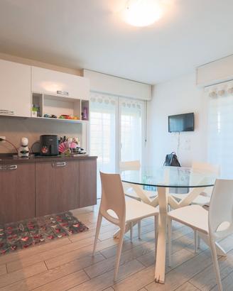 Tavolo rotondo in cristallo con 4 sedie – Ø 120 cm