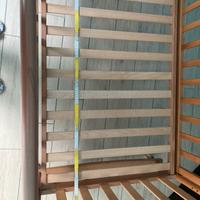 Lettino legno ciliegio con cassettone.