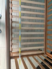 Lettino legno ciliegio con cassettone.
