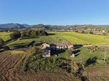 Rustico / Casale di 600 m² con più di 5 locali a C