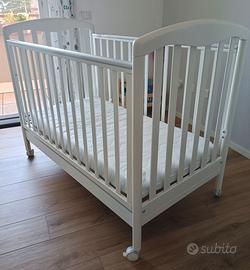 Lettino in legno per bimbi bianco, con cassetto