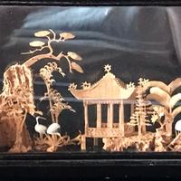 diorama in teca con pagoda e gru