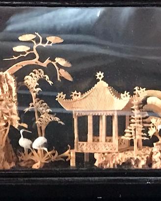 diorama in teca con pagoda e gru