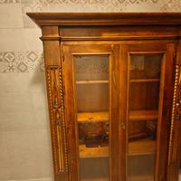 Elegante vetrinetta in legno massello con intagli