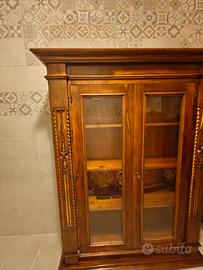 Elegante vetrinetta in legno massello con intagli