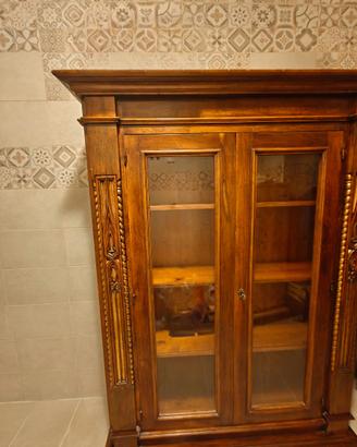 Elegante vetrinetta in legno massello con intagli