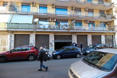5 Vetrine 750mq C3 tra Corso Italia e Via Umberto