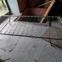 Rete per letto singolo con gambe pieghevoli.