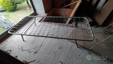 Rete per letto singolo con gambe pieghevoli.