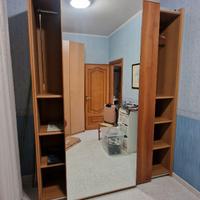 Armadio in legno a due ante scorrevoli