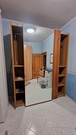 Armadio in legno a due ante scorrevoli