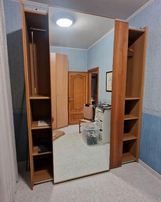 Armadio in legno a due ante scorrevoli