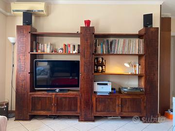 Libreria in legno massello con ante e ripiani