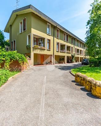 VILLA A SCHIERA A ARESE