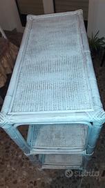 Scaffale a tre ripiani